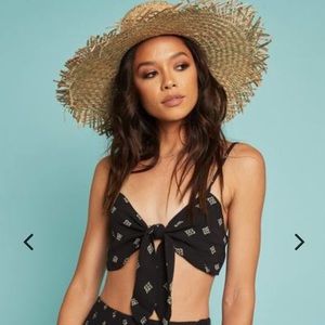 Amuse Society Dreamy Days Crop Top Tie Front size Medium